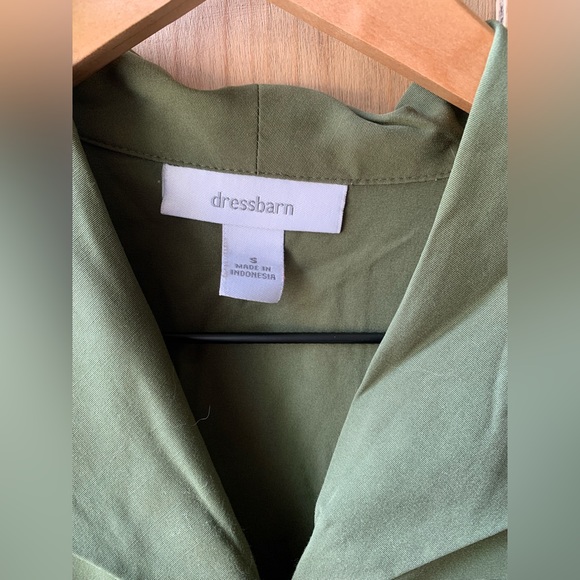 Green button down blouse - Picture 2 of 4